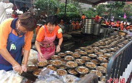 Công ty địa ốc Trung Quốc mở đại tiệc 1.500 bàn đãi dân làng