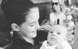 Suri Cruise lớn phổng phao, trổ tài dỗ em bé