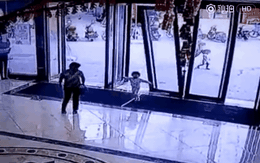 Hàng loạt tai nạn từ cửa kính đe dọa tính mạng trẻ em gây sốc