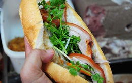 Xe bánh mì phá lấu 60 năm tại góc phố Sài Gòn