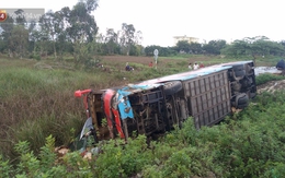 Quảng Nam: Xe khách mất lái lao xuống ruộng, hành khách hoảng loạn kêu cứu
