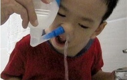 Lợi bất cập hại khi lạm dụng nước muối sinh lý vệ sinh mũi cho con