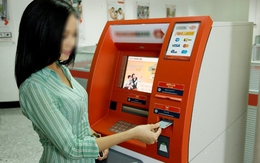 Rút ATM 1,3 triệu được 13 triệu, cô gái nhắn tin sốc khi ngân hàng bắt trả lại