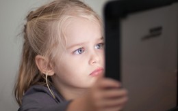 Giật mình với những nguy hiểm khi cho trẻ dùng smartphone