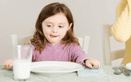 Top 8 thực phẩm mẹ tuyệt đối tránh cho trẻ ăn khi đói