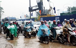Hà Nội: Mưa rét khiến nhiều tuyến đường ùn tắc kinh hoàng giữa trưa
