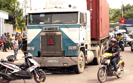 Hai vợ chồng già bị xe container cuốn vào gầm
