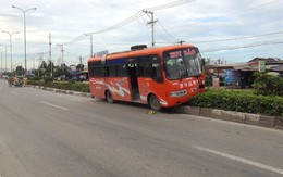 Tài xế ngủ gục, xe khách “chạy trên dải phân cách”