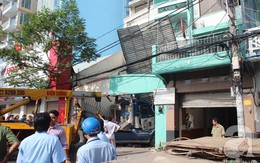 Container bất ngờ đâm sập nhà dân, một phụ nữ tử vong