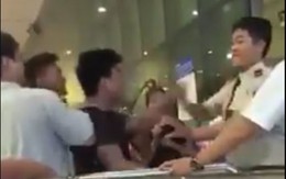 Thanh niên nhổ nước bọt vào nhân viên sân bay gây bất bình