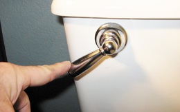 Mẹo không ngờ giúp bồn cầu hết tắc cực nhanh nhờ nguyên liệu bí hiểm có ở mọi nhà