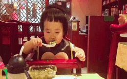 Em bé "thánh ăn" trở thành siêu sao trên mạng xã hội Trung Quốc