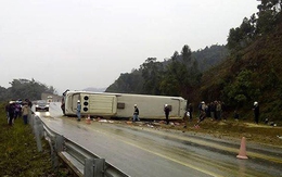 Xe khách mất lái trên cao tốc Nội Bài - Lào Cai, 10 người gặp nạn