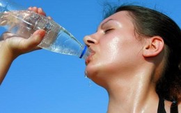 Uống nước lạnh mùa hè, thói quen tự hại mình