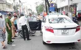 Taxi bất ngờ mở cửa khiến cô gái trẻ đứt gân chân gào thét giữa đường