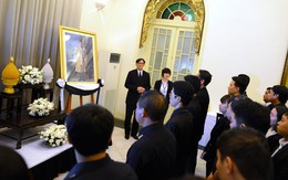 Đoàn người xếp hàng viếng nhà vua Thái Lan tại Hà Nội