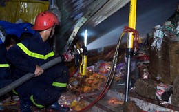 Vợ chồng giám đốc tuột trụ điện thoát khỏi đám cháy