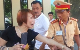 Vợ vi phạm giao thông, chồng dọa tự thiêu với cảnh sát
