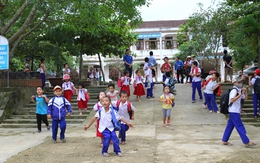 Trung tâm UNESCO nghiên cứu ứng dụng khoa học thôi miên VN gửi quà ủng hộ các trường học vùng lũ