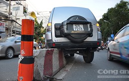 Xe chở tiền "cưỡi" dải phân cách trên đường phố Sài Gòn