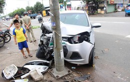 Xế hộp húc trụ đèn giữa cơn mưa, tài xế hoảng loạn đạp cửa thoát thân