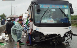 Xe khách nát bét sau cú đâm kinh hoàng, 6 người thương vong
