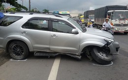 Xe khách tông nát đầu xe 7 chỗ, hàng chục hành khách hoảng loạn