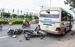 Xe máy đâm vào đuôi ô tô, 4 người nguy kịch