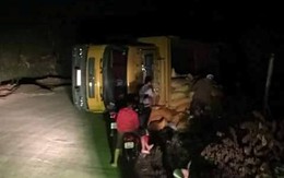Xe tải lật nghiêng trên đường vì tài xế mải ngắm trăng khủng