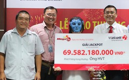 Người đàn ông đội tóc giả nhận thưởng xổ số gần 70 tỷ đồng