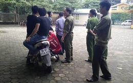 Xông vào trường học, đập vỡ cửa kính, dọa bắn bảo vệ
