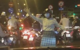 Ngưỡng mộ cô gái "ninja" đứng phân luồng giao thông giờ cao điểm