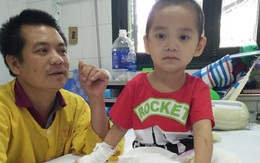 Cháu bé mất 2 chân sau vụ sạt lở đất kinh hoàng ở Sơn La đã được xuất viện