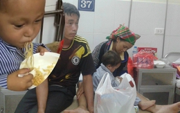 Nhói lòng hình ảnh cậu bé 3 tuổi người Mông vừa bị lũ cuốn mất nhà lại có nguy cơ mù mắt