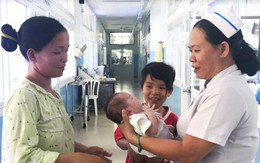 Sản phụ Cà Mau bất ngờ trở lại đón con trai tại bệnh biện: “Mất tích” vì lo kiếm tiền nuôi con