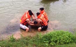 Cảnh sát uống nước mắm để lặn tìm thi thể học sinh trên sông Bưởi