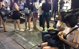 Xếp hàng dài, chờ đợi gần 30 phút chỉ để mua một ly trà ngoại