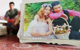 Chuyện thật như đùa: Vợ chồng “tá hỏa” phát hiện mình treo ảnh cưới cặp khác trên đầu giường suốt 2 năm