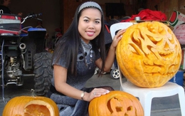 Mẹ Việt ở Canada trang trí Halloween cực chất bằng bí ngô siêu khủng nhà trồng