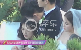 Song Hye Kyo và Song Joong Ki nắm tay nhau tiến vào lễ đường