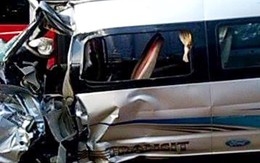Ôtô chở 10 người đâm vào đầu xe tải, bé trai 9 tuổi tử vong