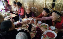 Cận ngày 8/3, bức ảnh về tình bạn của các chiến hữu cụ bà thật khiến người ta thích thú