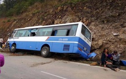 Hà Nội: Xe khách đâm vào vách núi, nhiều người thương vong