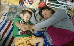 Mẹ bán vé số òa khóc khi tìm thấy con trai 3 tuổi đi lạc sau nhiều giờ đồng hồ trong đêm