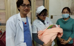 Thừa Thiên - Huế: Cứu sống bé sơ sinh bị sa dây rốn sau ca mổ khẩn cấp