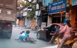 Hai mẹ con suýt chết vì người mở cửa ôtô bất cẩn