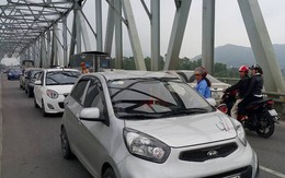 Người dân tiếp tục đưa xe ô tô ra cầu Bến Thủy phản đối