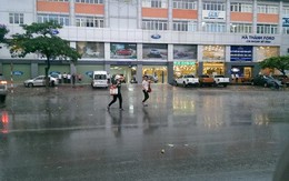 Hà Nội: Mưa như trút nước sau nhiều ngày nắng nóng kỷ lục