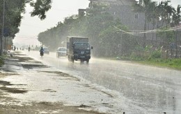 Cơn mưa chớp nhoáng sau một tuần nóng kỷ lục ở Hà Nội
