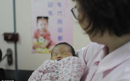 Kì lạ: Hai chị em cùng tuổi nhưng được sinh cách nhau tận 17 năm
